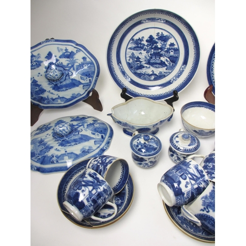 806 - A Chinese export blue and white service