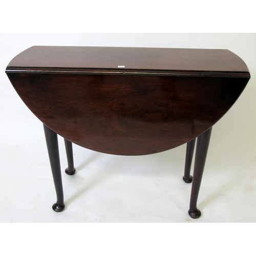 900 - A Georgian mahogany drop leaf table