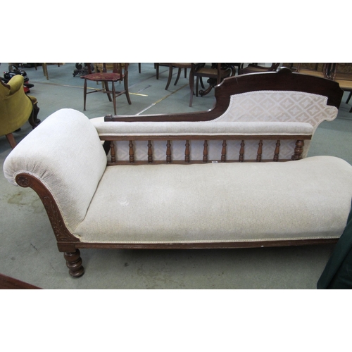 865 - A Victorian oak framed chaise longue