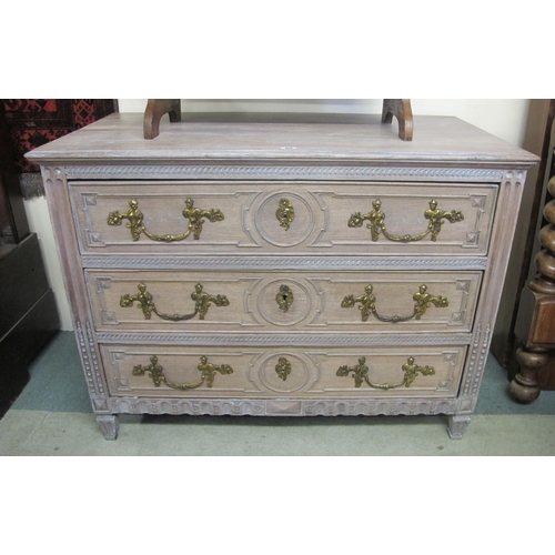 868 - An early 20th Century continental chest of drawers