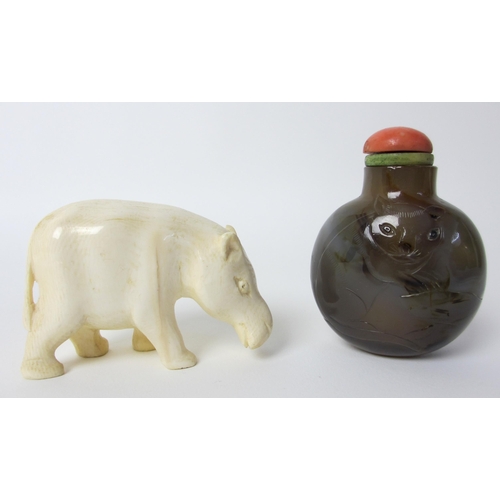 256 - A Chinese agate snuff bottle