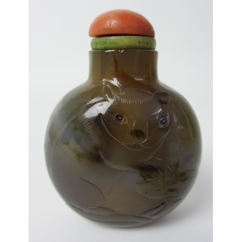 256 - A Chinese agate snuff bottle