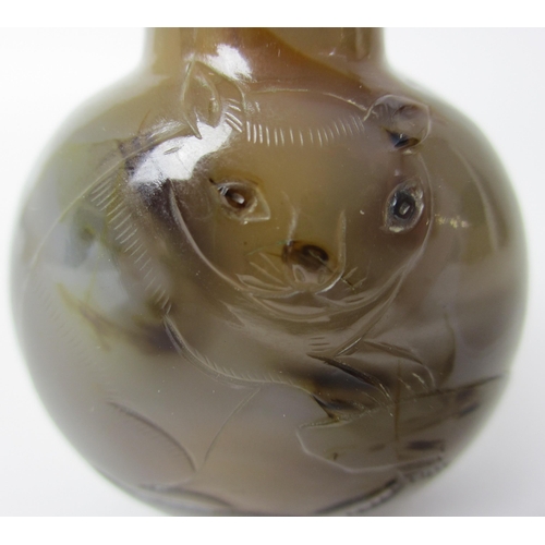 256 - A Chinese agate snuff bottle