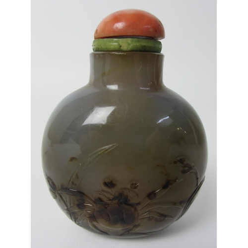 256 - A Chinese agate snuff bottle