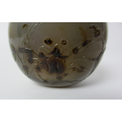 256 - A Chinese agate snuff bottle