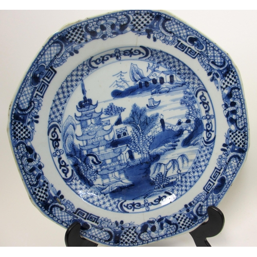 280 - A Chinese export blue and white octagonal shaped ashet