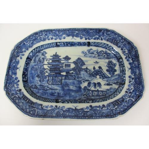 280 - A Chinese export blue and white octagonal shaped ashet