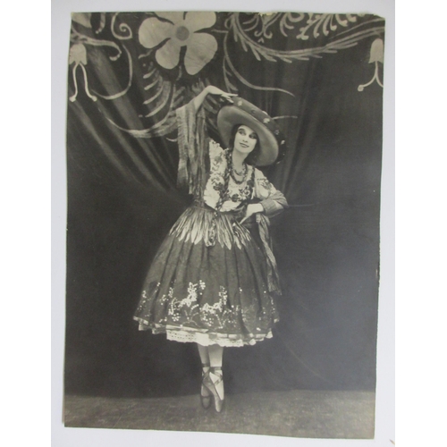 542 - Of ballet interest: A collection of 30 black and white photographs and photocards from the Diaghilev... 