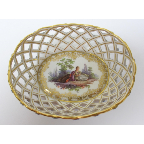 553 - A Meissen pierced basket