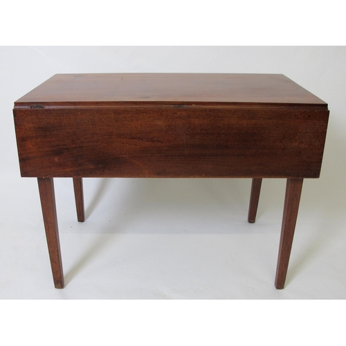 635 - A Georgian mahogany Pembroke table