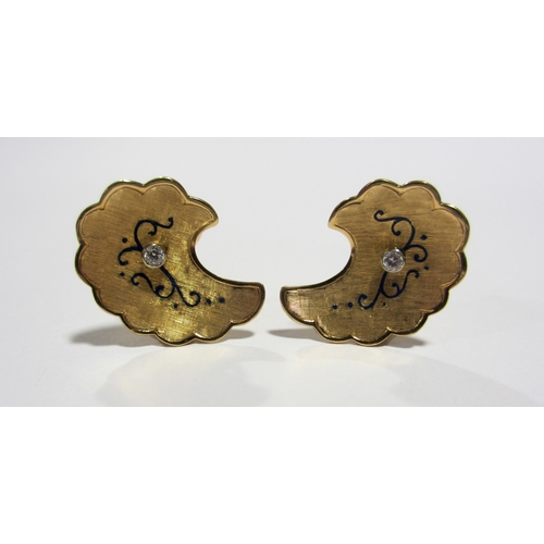 68 - A pair of 18kt gold leaf shaped ear clips