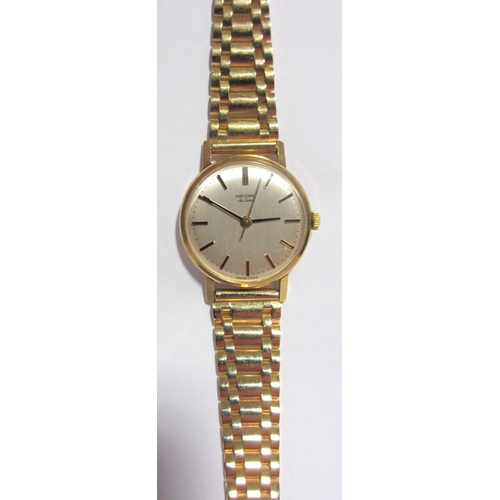 69 - A ladies Record De Luxe 9ct gold wrist watch