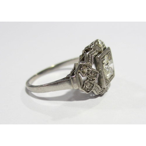 94 - An Art Deco diamond solitaire ring