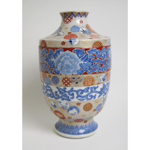 663 - A Fukugawa vase