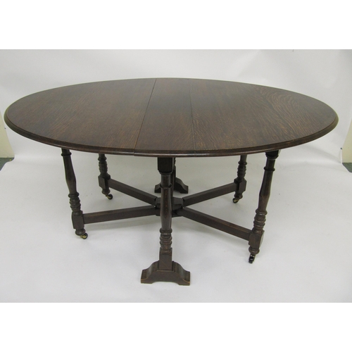 772 - An oak gateleg dining table