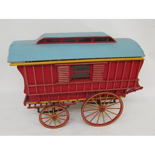 814 - A scale model of a gypsy caravan