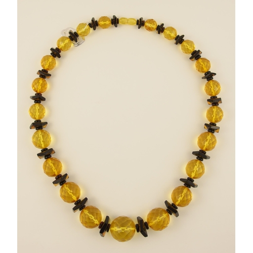 105 - Item 10. A yellow and brown amber coloured statement necklace