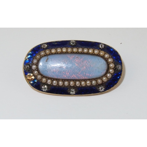 113 - A Victorian brooch