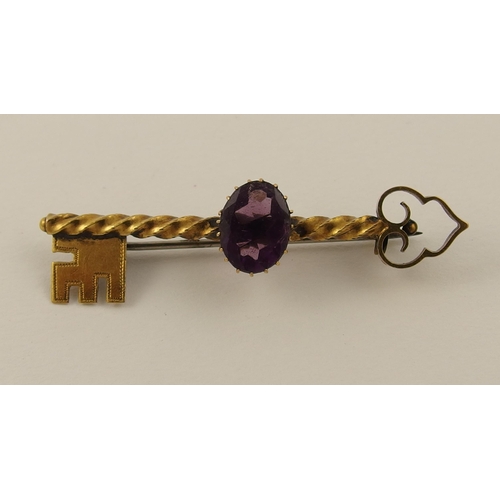 135 - A yellow metal key shaped brooch