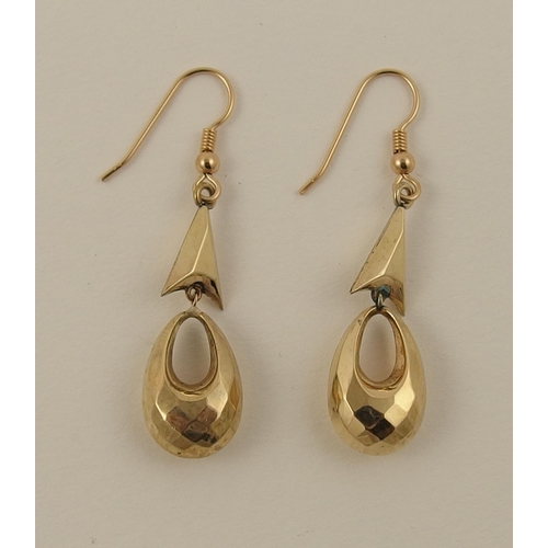 137 - A pair of Victorian drop earrings