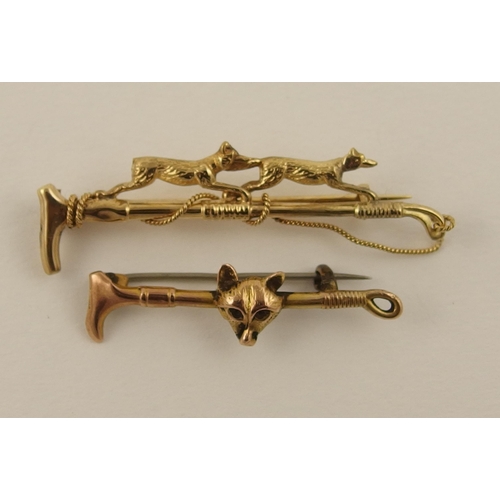 146 - A 9ct hounds and riding crop brooch