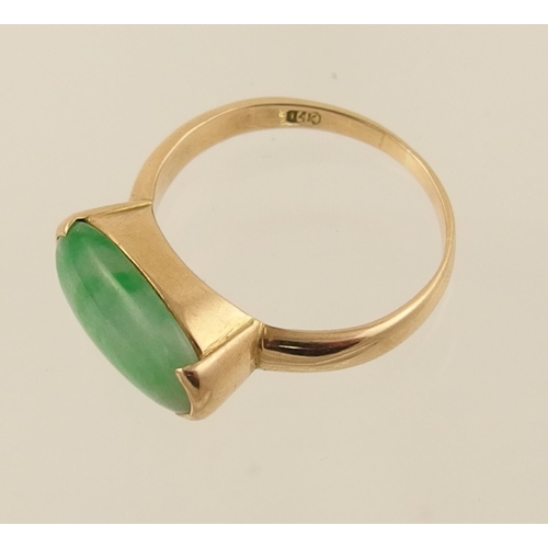 162 - A 14ct Chinese green hardstone ring