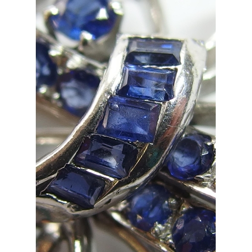 27 - A sapphire brooch