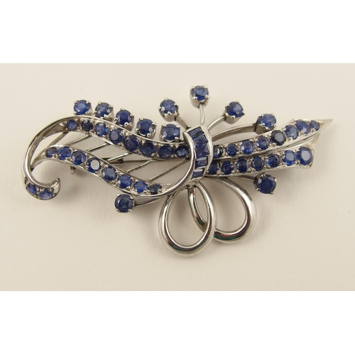 27 - A sapphire brooch