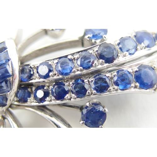 27 - A sapphire brooch