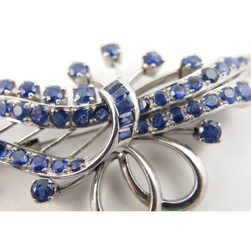 27 - A sapphire brooch