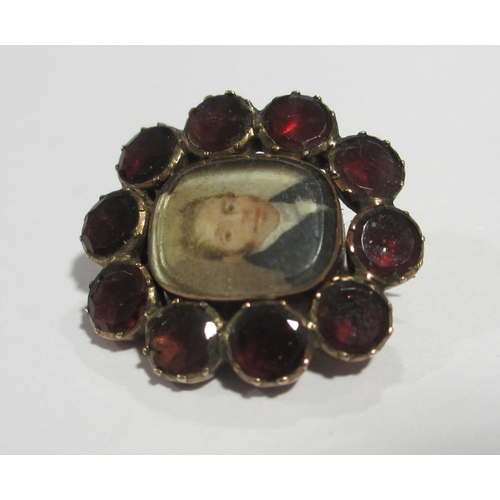 10 - A Georgian foiled garnet brooch