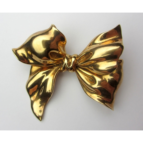 61 - A 14kt gold bow brooch