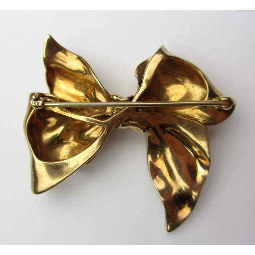 61 - A 14kt gold bow brooch