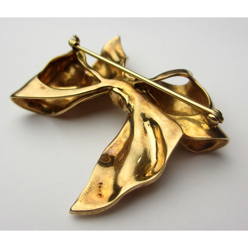 61 - A 14kt gold bow brooch