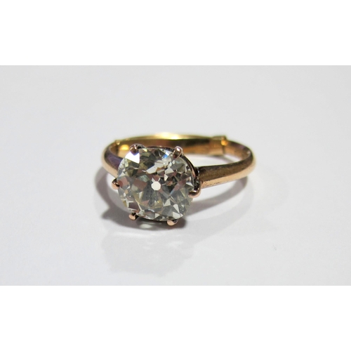 70 - An impressive Edwardian solitaire diamond ring