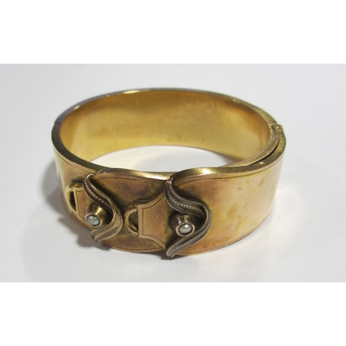 91 - A Russian late 19th century 14kt gold hinged bangle