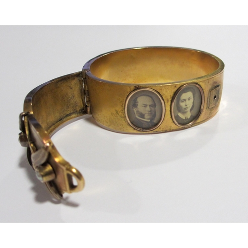 91 - A Russian late 19th century 14kt gold hinged bangle