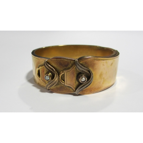 91 - A Russian late 19th century 14kt gold hinged bangle