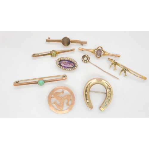 706 - A collection of 9ct and yellow metal brooches to include an amethyst and pearl example, weight all t... 