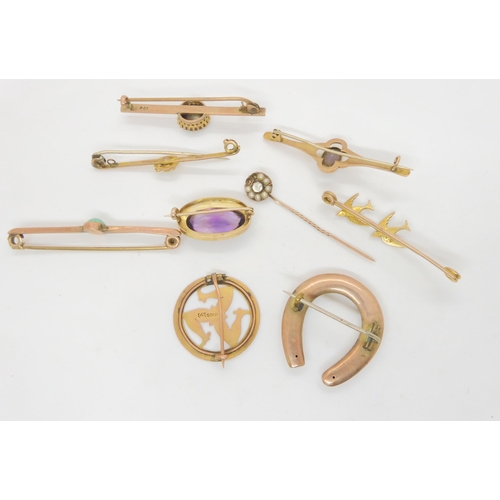 706 - A collection of 9ct and yellow metal brooches to include an amethyst and pearl example, weight all t... 