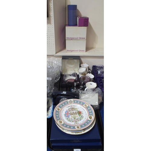 224 - A collection of Royal commemorative memorabilia including a pair of Wedgwood glass tankards for Quee... 