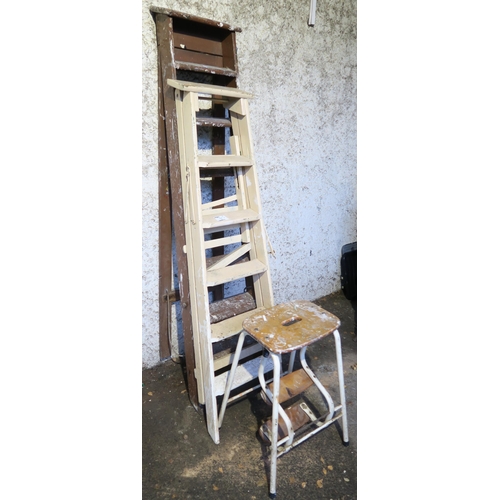 117 - A lot of two wooden ladders and a folding kitchen stool (3)