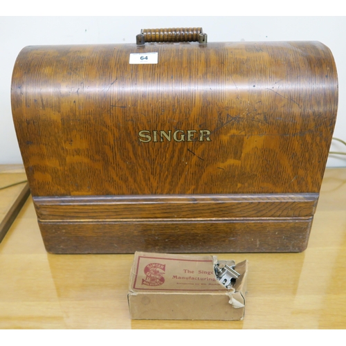 64 - A lot of two 20th century brass based table lamps and an oak cased Singer sewing machine (3)