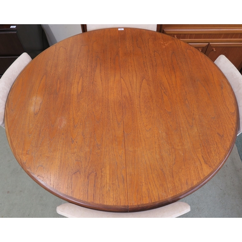 76 - A mid 20th century teak G Plan dining table and chairs with circular extending dining table, 73cm hi... 