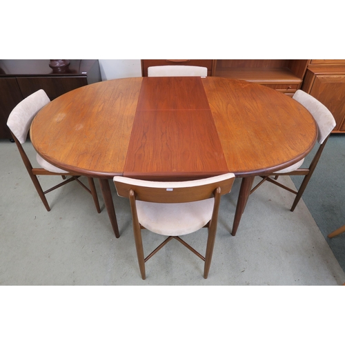 76 - A mid 20th century teak G Plan dining table and chairs with circular extending dining table, 73cm hi... 