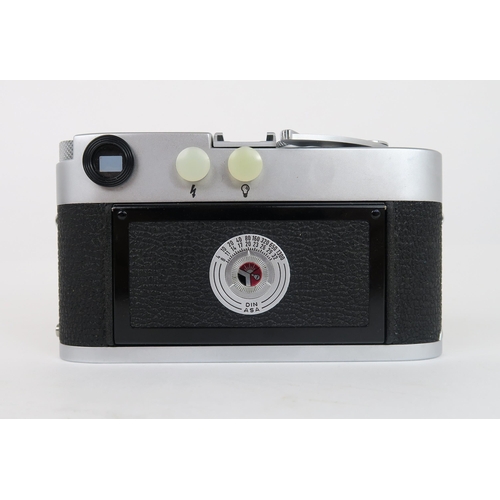 2562 - A 1964 LEITZ LEICA M2 RANGEFINDER CAMERA FITTED WITH A LEITZ SUMMILUX 1:1.4/35 LENSSerial no. 109861... 