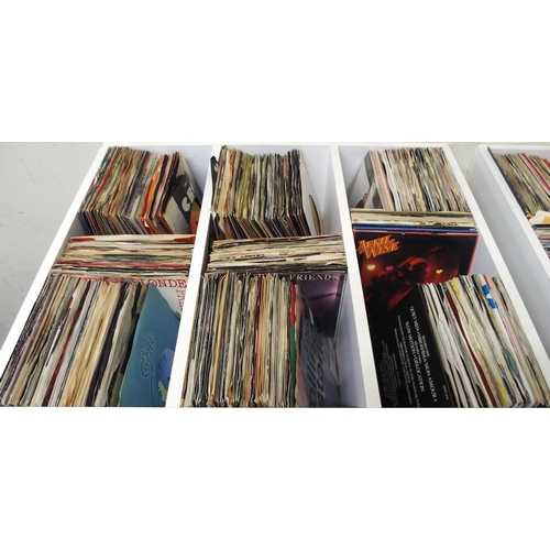 447 - POP AND ROCK VINYL RECORDSA collection of 45 RPM records with T'pau, Platinum Blonde, Elvis Presley,... 