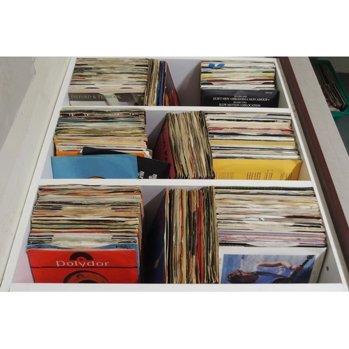 447 - POP AND ROCK VINYL RECORDSA collection of 45 RPM records with T'pau, Platinum Blonde, Elvis Presley,... 