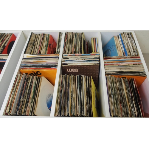 447 - POP AND ROCK VINYL RECORDSA collection of 45 RPM records with T'pau, Platinum Blonde, Elvis Presley,... 