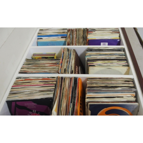 447 - POP AND ROCK VINYL RECORDSA collection of 45 RPM records with T'pau, Platinum Blonde, Elvis Presley,... 